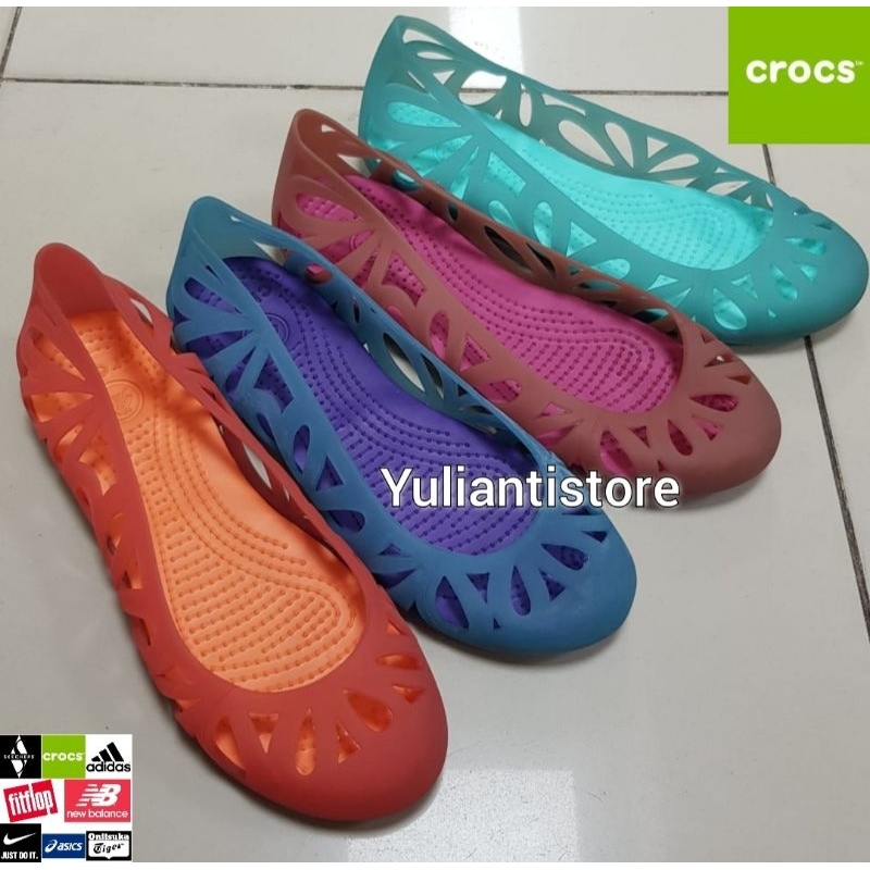 SEPATU CROCS WOMAN ADRINA FLAT