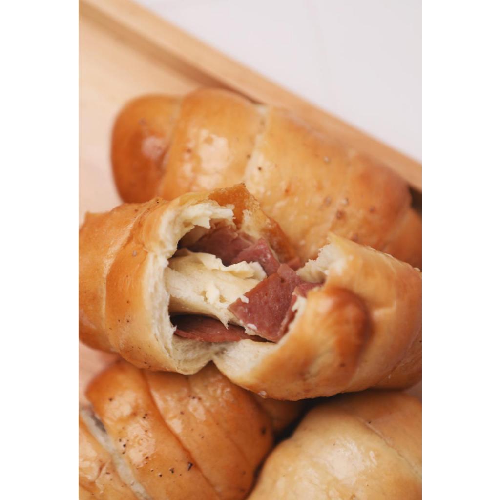 Jual Deluca Cake Roti Isi Butter Cokelat Beef Garlic 1 Box Isi 4 Pcs ...