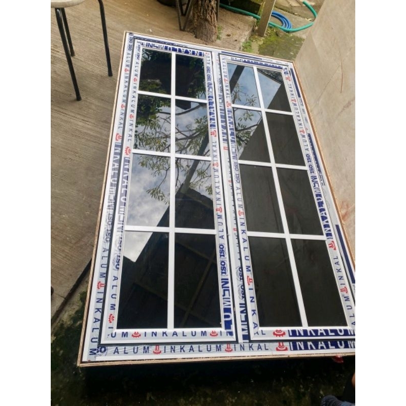 jendela aluminiun L100xT180 dua daun model ornamen putih,hitam , coklat 3 inci lengkap