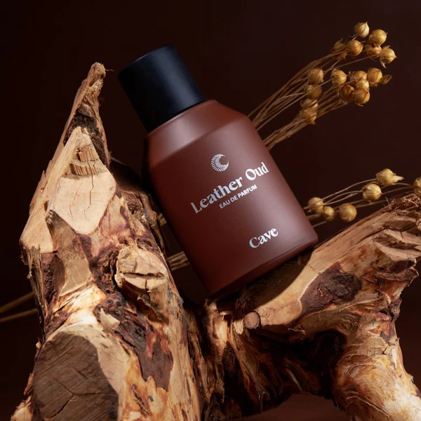 Cave Leather Oud parfum mewah dengan kombinasi leather dan oud untuk kesan bold
