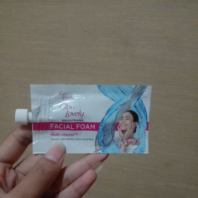 Jual Glow and lovely facial foam Sachet 8g Shopee Indonesia
