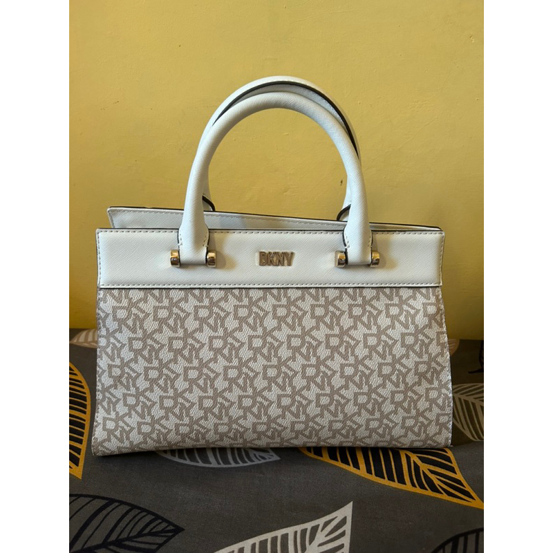 Jual preloved dkny good condition mines ada coretan pulpen bagian