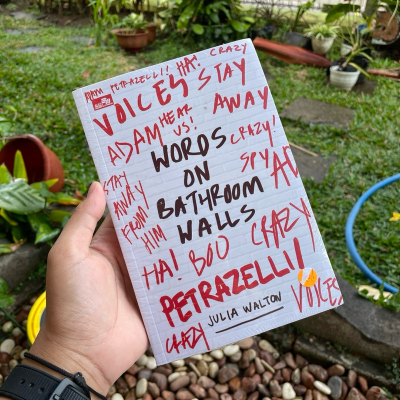 Jual buku novel words on bathroom walls (julia walton) Shopee Indonesia