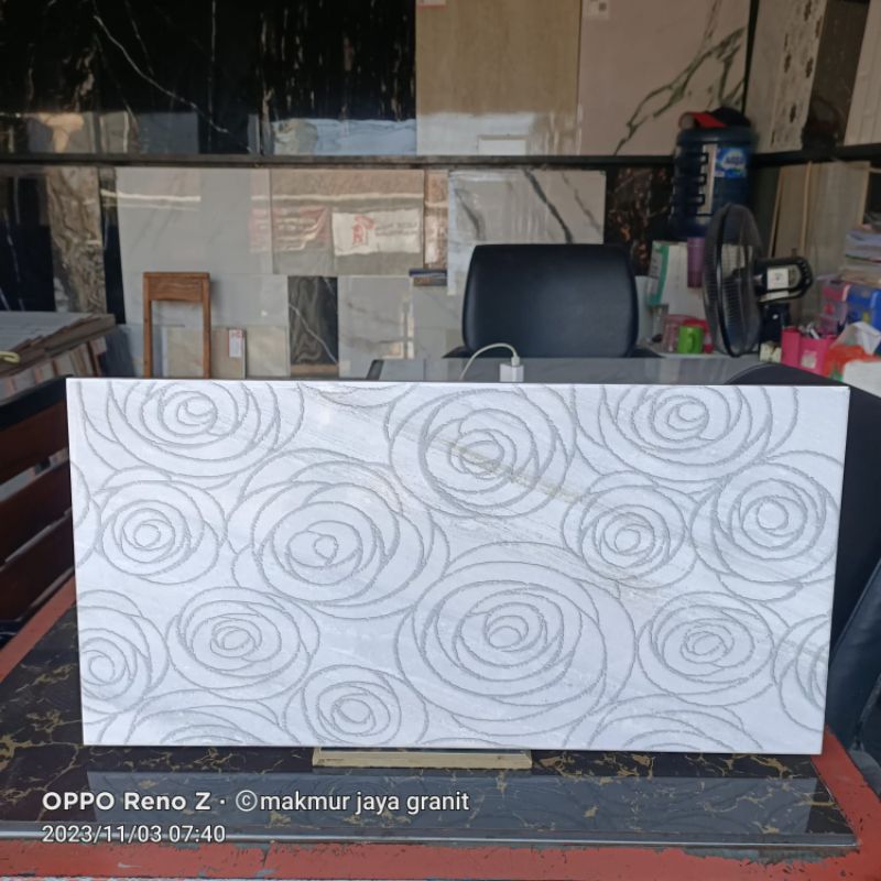 Jual KERAMIK DINDING 25X50 MOTIP BUNGA SIGNATUR | Shopee Indonesia