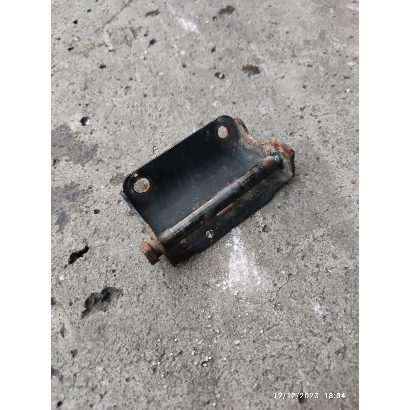 Jual engsel plus baut box bagasi ke jok scoopy karbu original ori asli ...