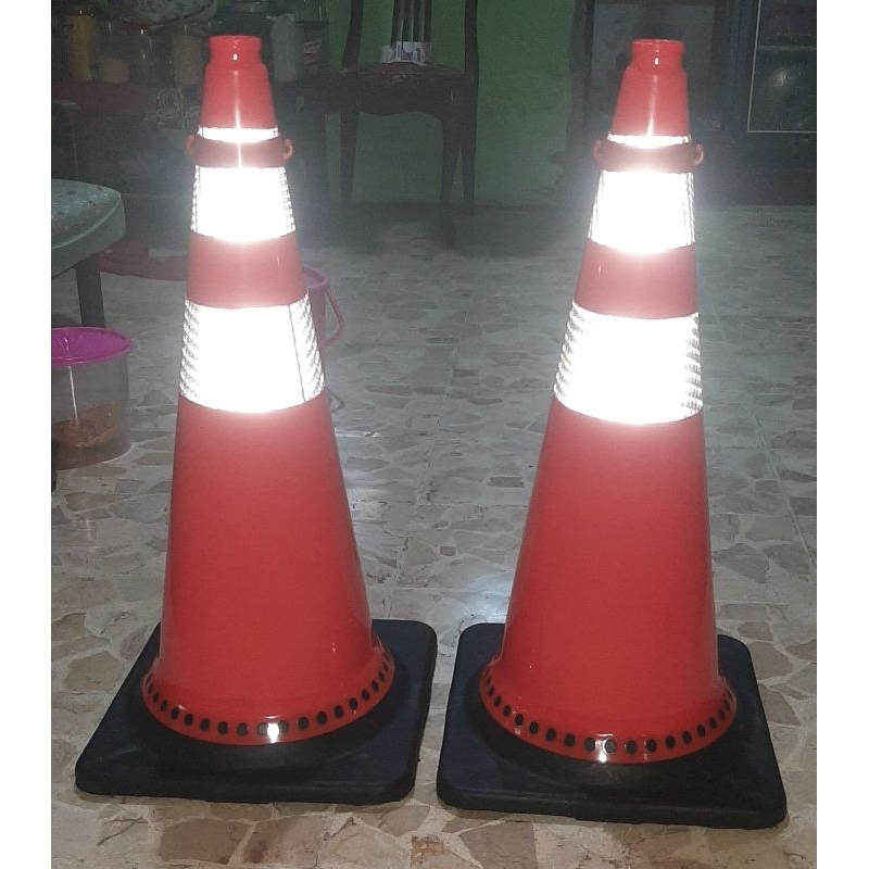 Jual Safety cone traffic cone 75 cm rubber base hitam | Shopee Indonesia