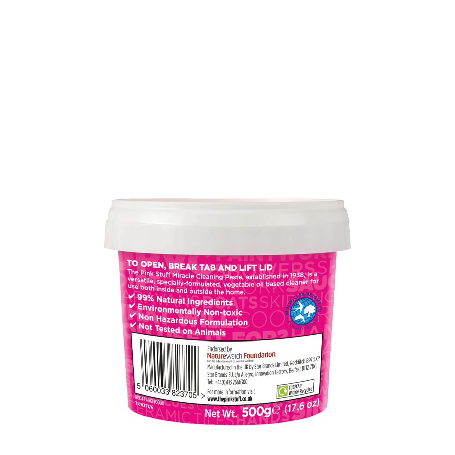 sisa miracle cleaning paste yang belum terbilas sepenuhnya pada sudut ubin