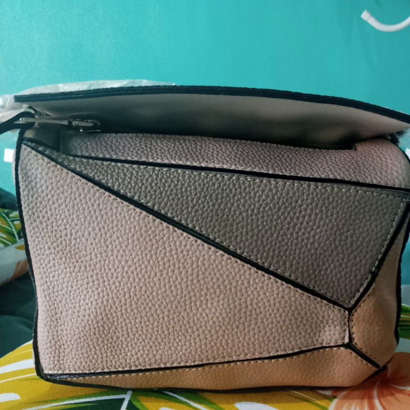 Jual sling bag mini lowe puzzle, bahan kulit, ada tali panjang bisa di ...