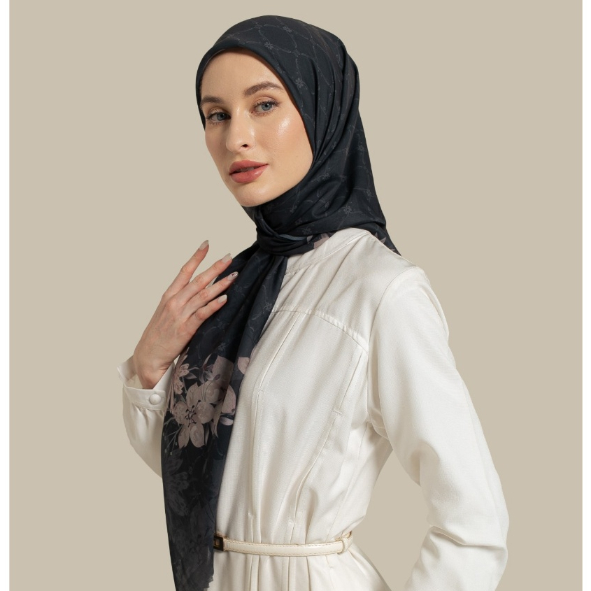 Wulang Narawangsa Hijab Segi Empat ⁠Soft Flower Black Kerudung Segi Empat Hijab Motif Segi Empat Hijab Voal Premium