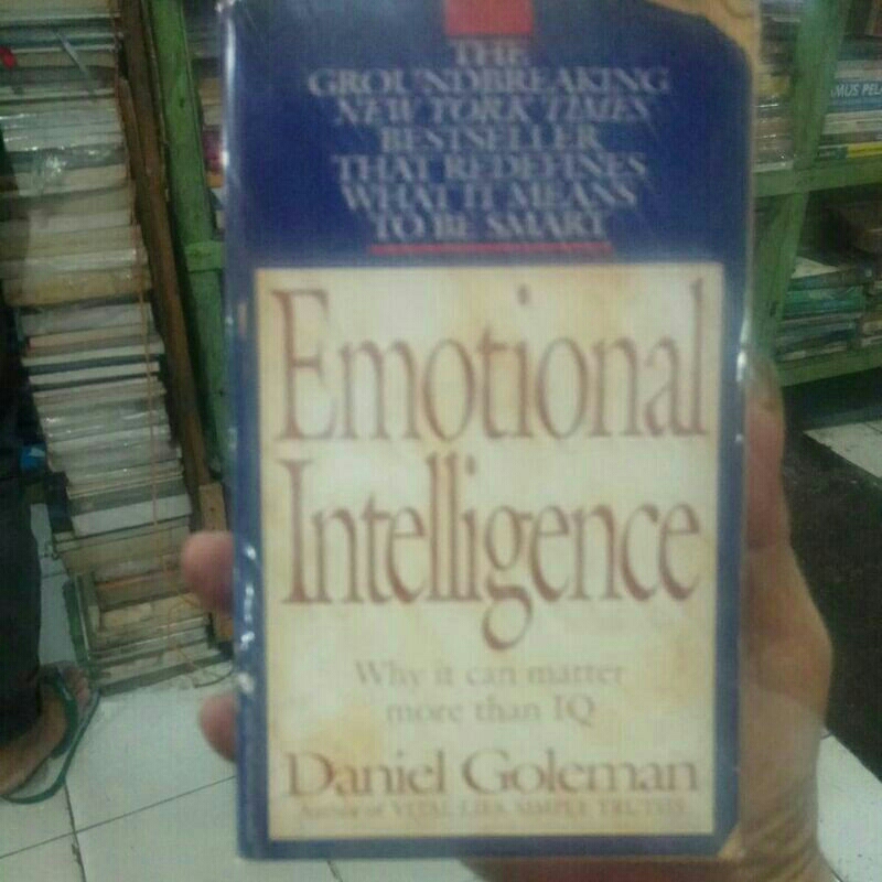 Jual BUKU BEKAS EMOTIONAL INTELLIGENCE. DANIEL GOLEMAN | Shopee Indonesia