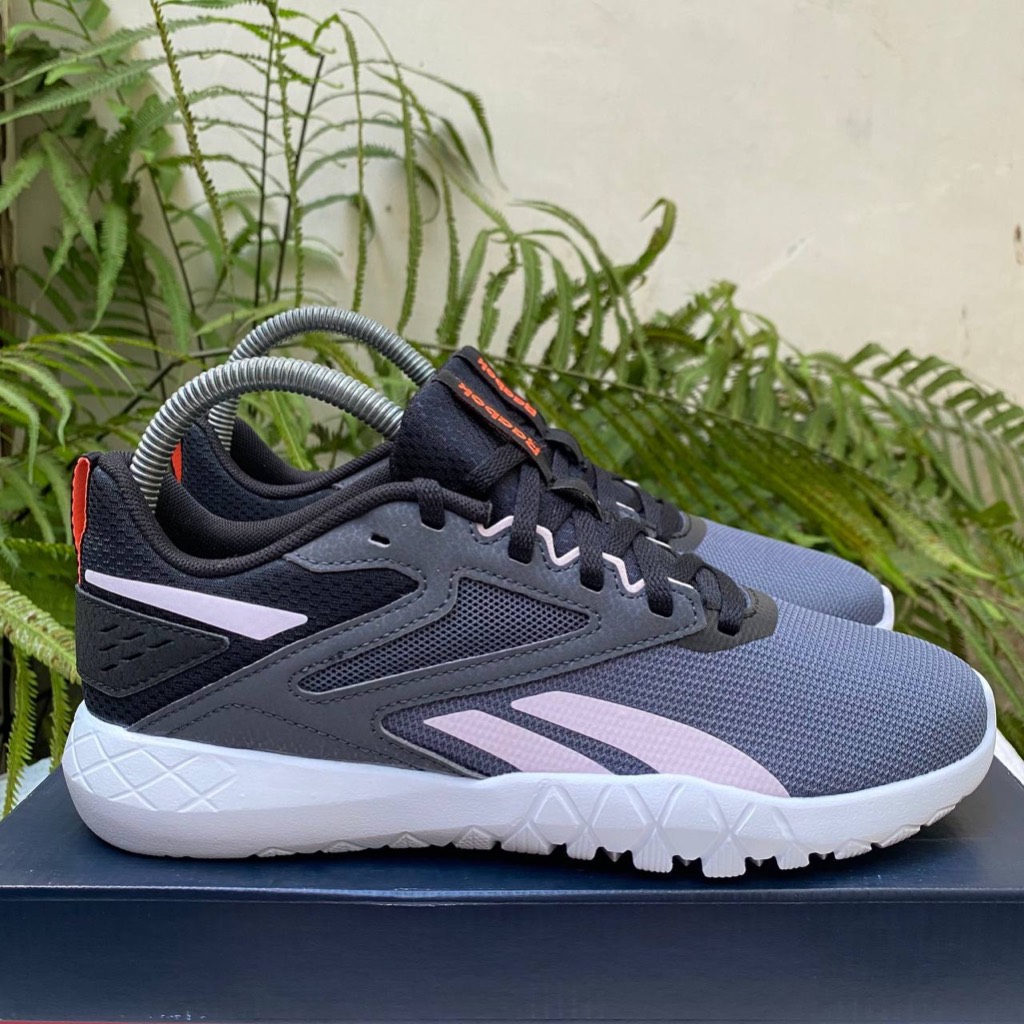 Sepatu sport outlet reebok wanita terbaru