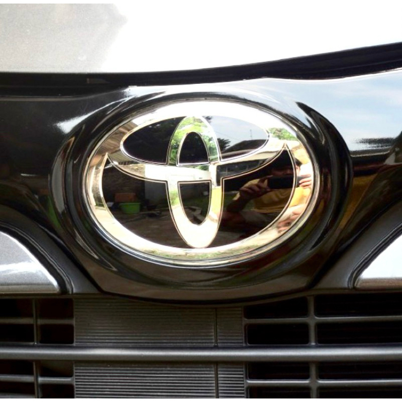 Jual Emblem black Toyota Yaris bakpao lele joker cross glass look ...