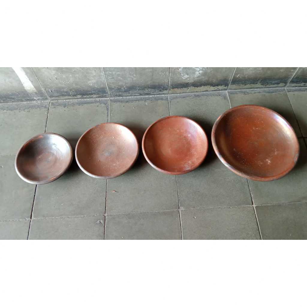 Proses memasak Gammi Bawis di atas cobek tanah liat