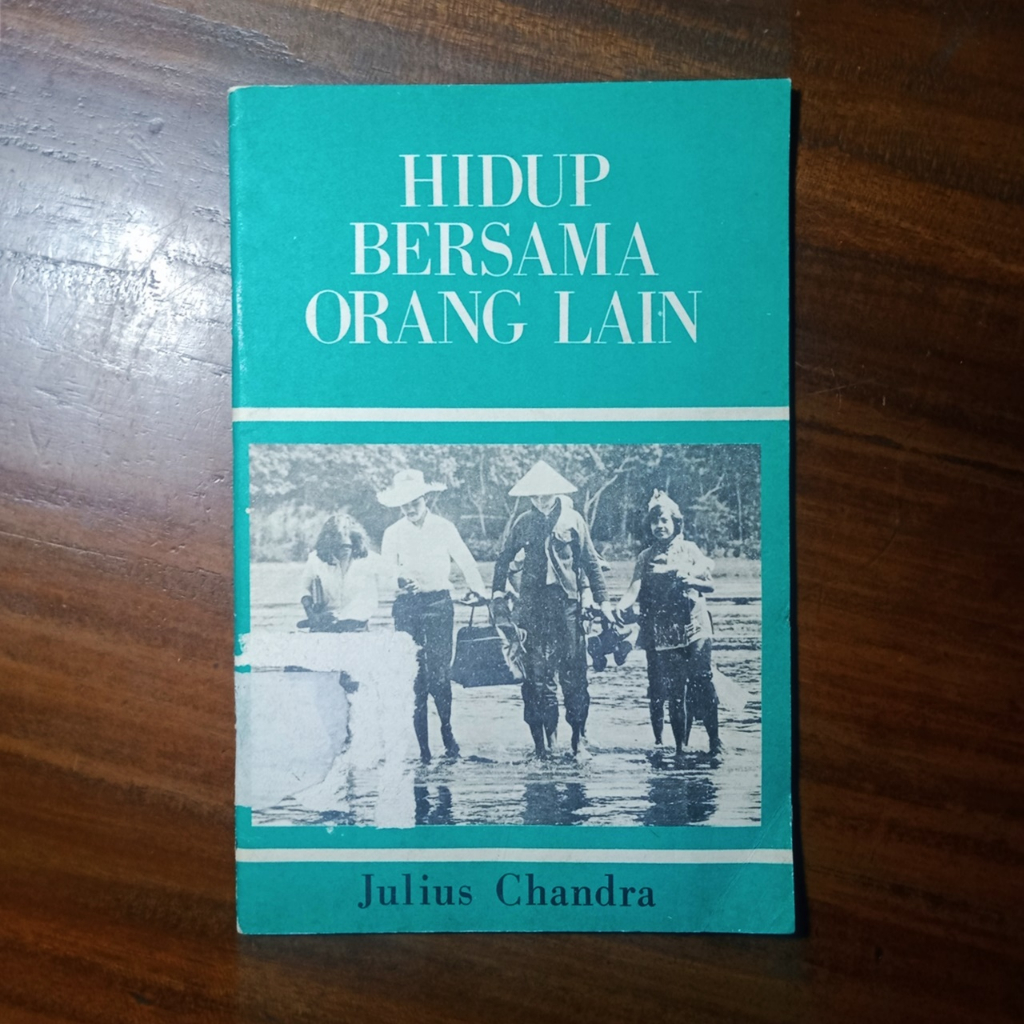 Jual HIDUP BERSAMA ORANG LAIN - Julius Chandra | Shopee Indonesia