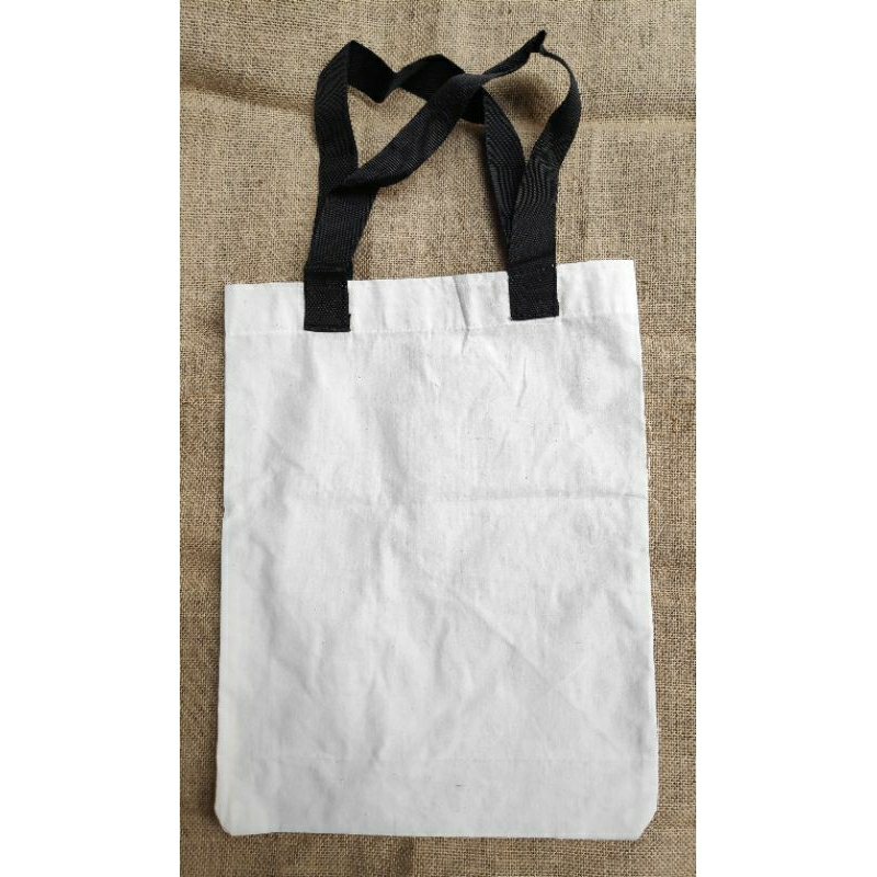 Peserta workshop melukis totebag sambil tertawa dan berdiskusi