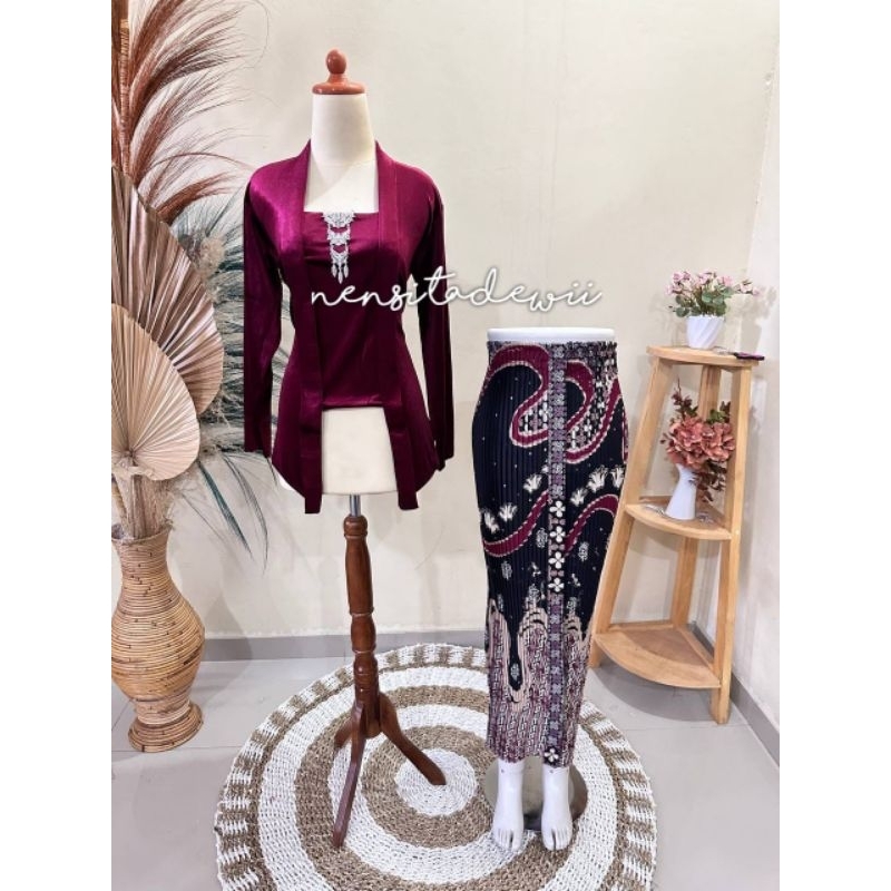 Jual [1 Set, Maroon] Kebaya Kutubaru + Rok Plisket / Motif Belle ...