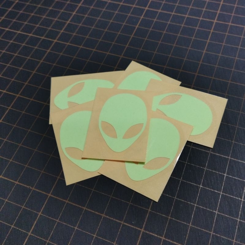 Jual Cutting Sticker Glow In The Dark Alienware | Shopee Indonesia