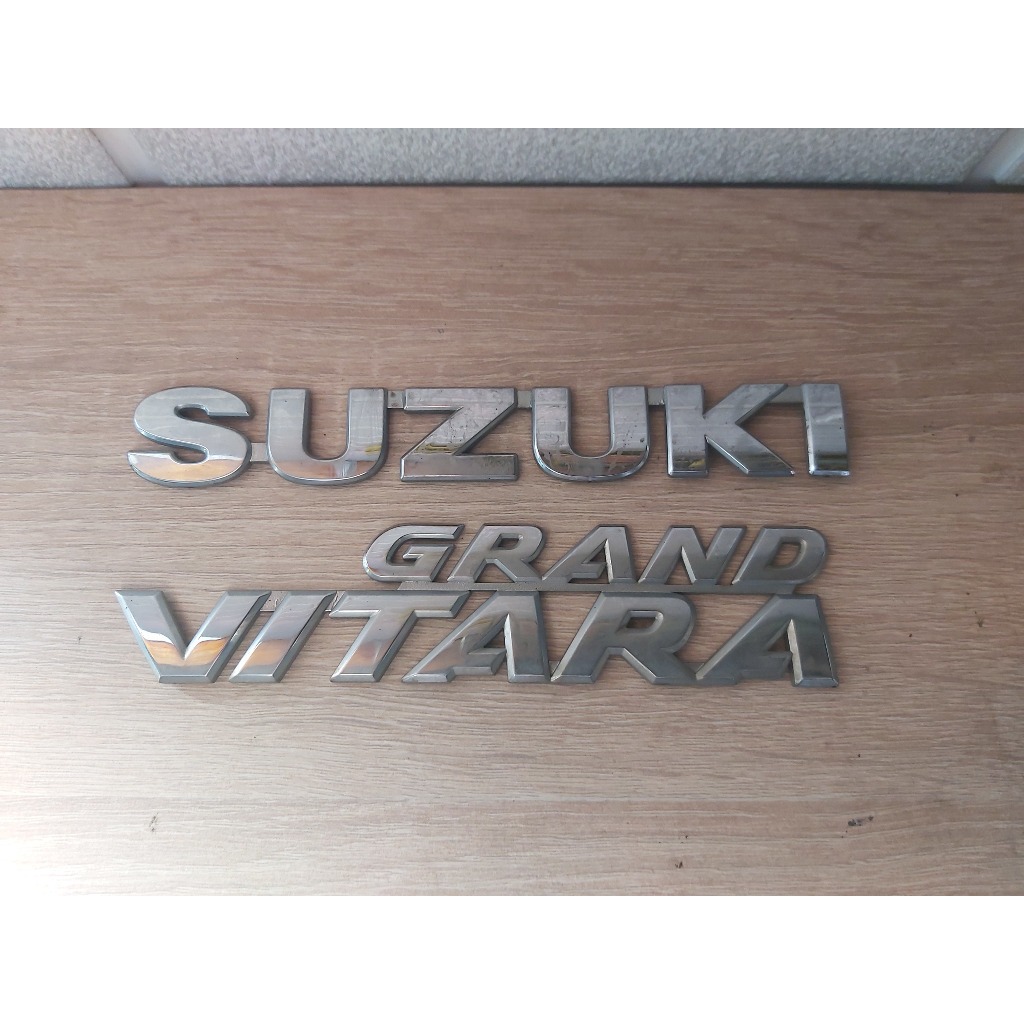 Jual Paket Emblem Kap Mesin Atau Hood Emblem Tulisan Suzuki Grand Vitara Asli Shopee Indonesia