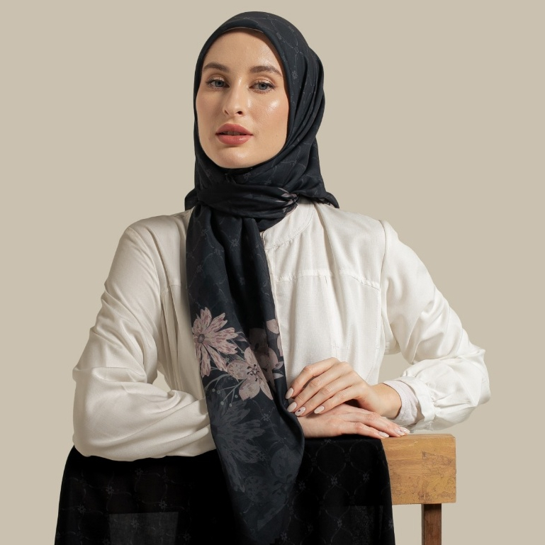 Wulang Narawangsa Hijab Segi Empat ⁠Soft Flower Black Kerudung Segi Empat Hijab Motif Segi Empat Hijab Voal Premium