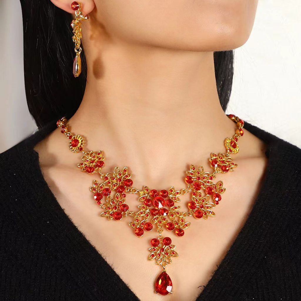 Jual Paket Kalung Anting Grand ada 2 Variasi Warna Merah dan Silver ...