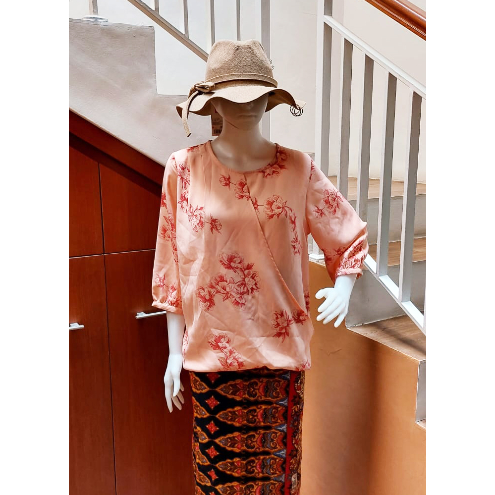 St. Yves Blouse Dengan Tali Detail Wanita main image 0