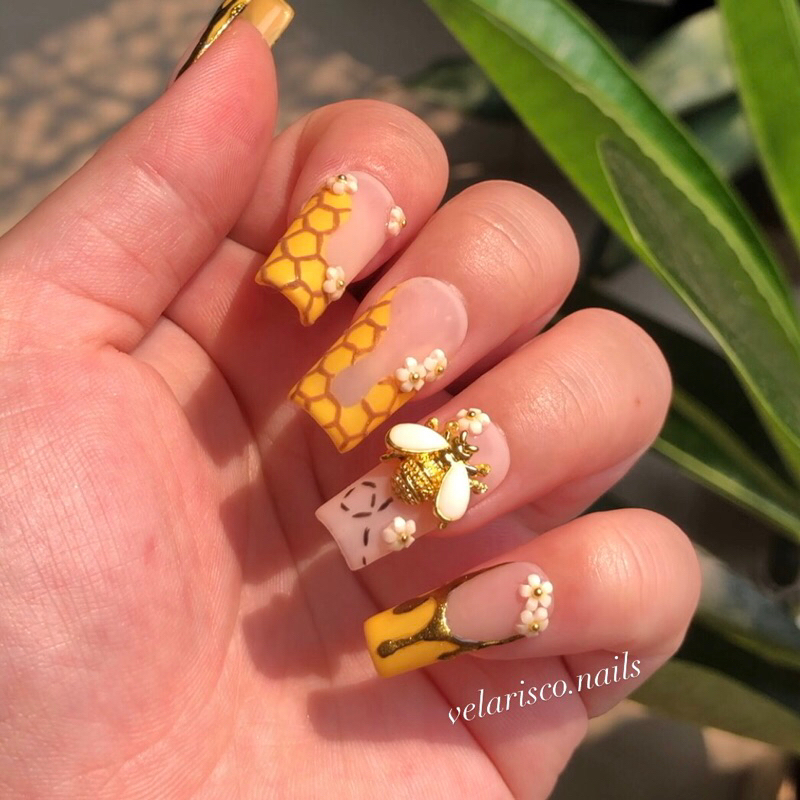 Jual Bumble Bee press on nails by velarisco.nails | Shopee Indonesia