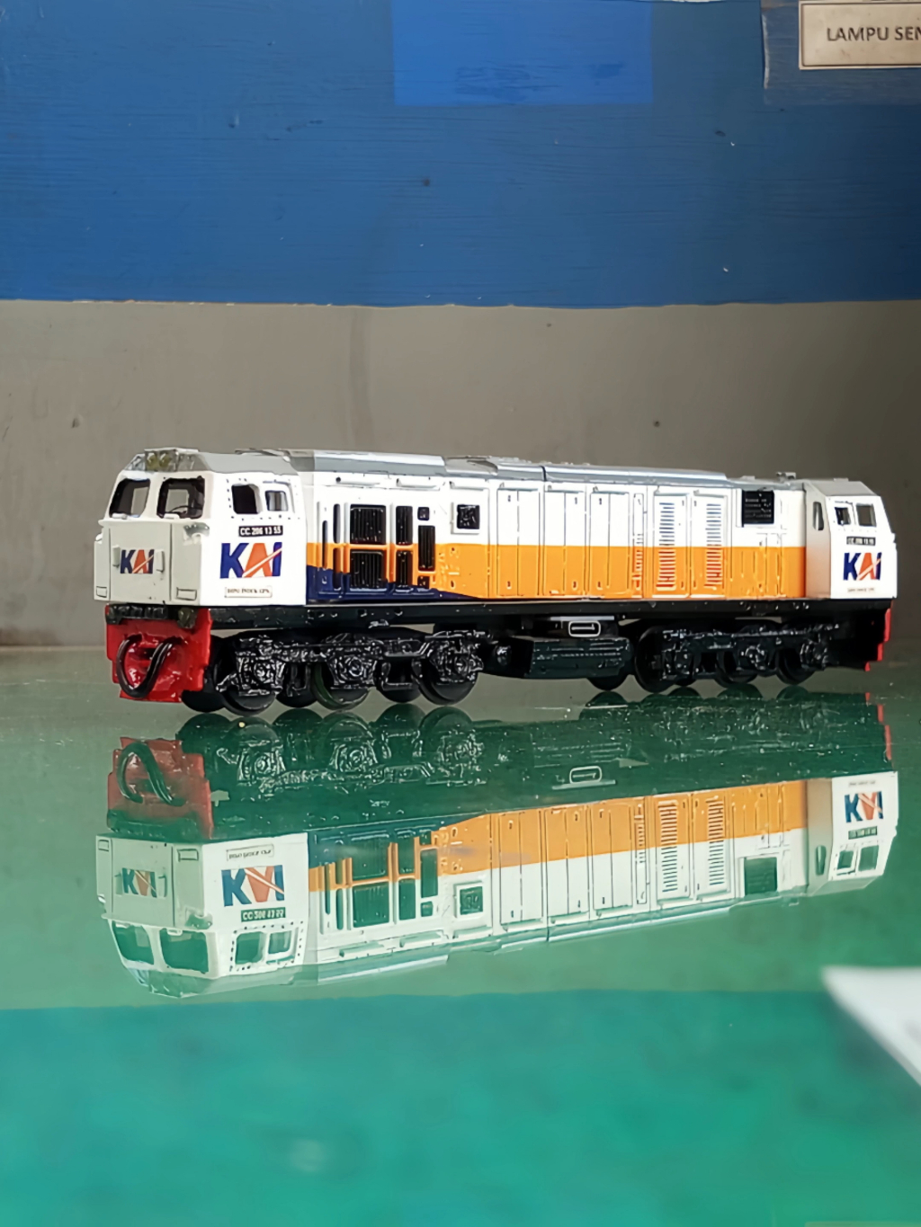 Jual Miniatur Kereta Api Indonesia Lokomotif Cc 206 Bermesin Skala Ho