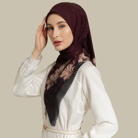 Wulang Narawangsa Hijab Segi Empat ⁠Soft Flower Maroon Kerudung Segi Empat Hijab Motif Segi