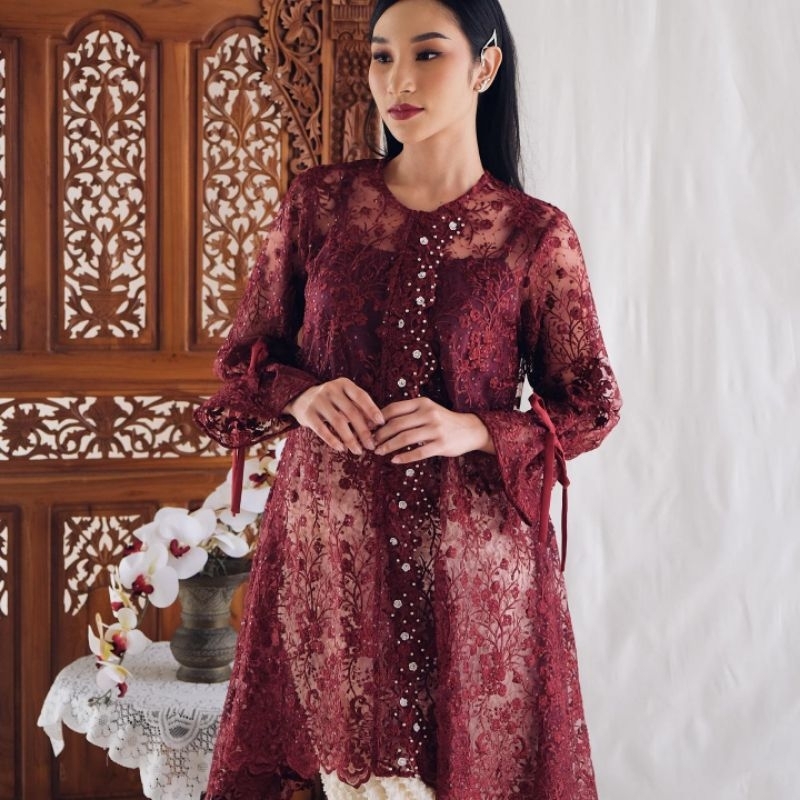 Jual SEWA KEBAYA FALLINE JALEELA WISUDA GRADUATION LAMARAN ENGAGEMENT ...