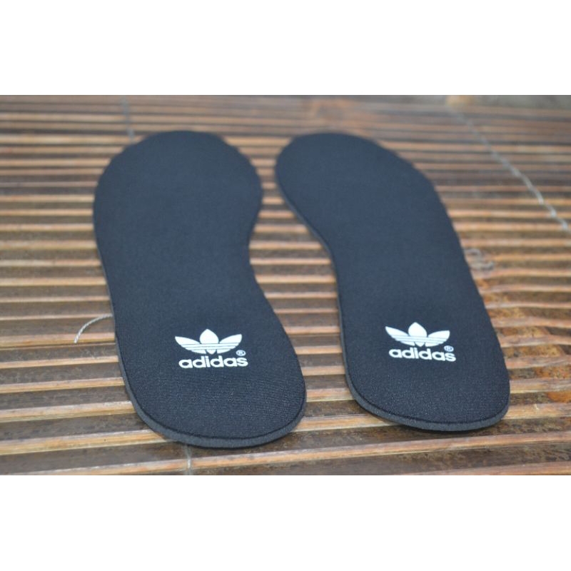 insole alas sepatu logo adidas nyaman digunakan