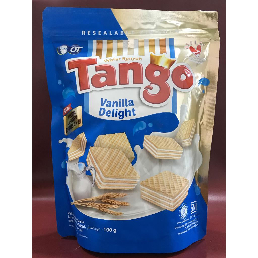 Relawan mempersiapkan acara berbagi wafer Tango di Kecamatan Papar