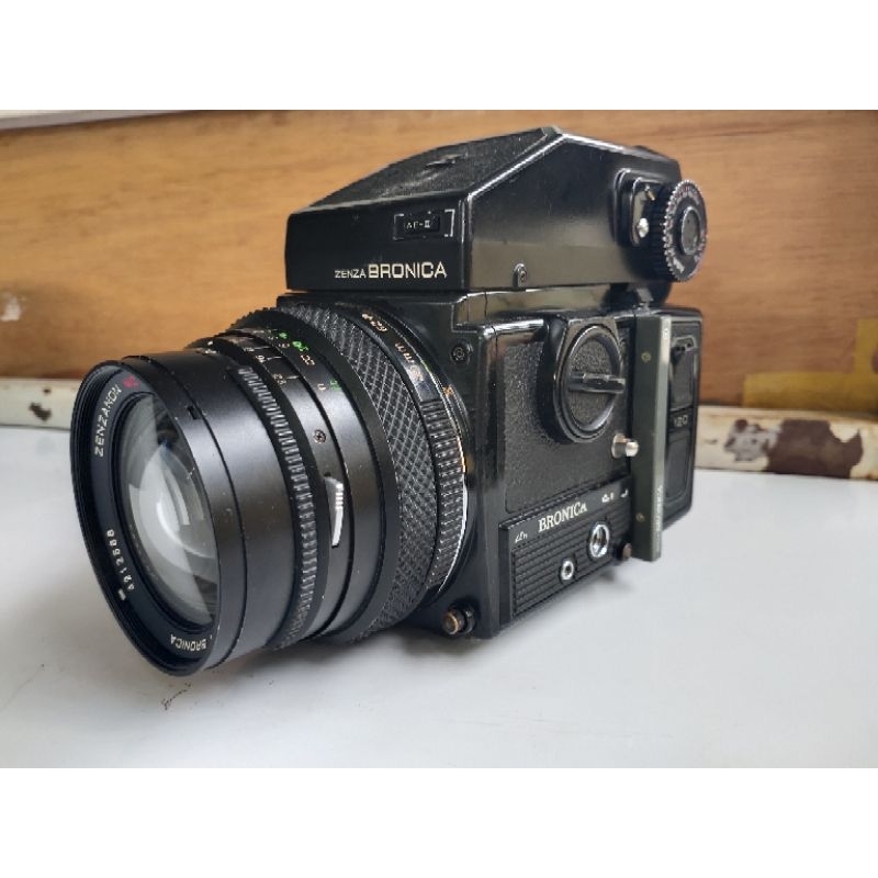 Lot 381 - A Zenza Bronica ETRSi Medium Format SLR