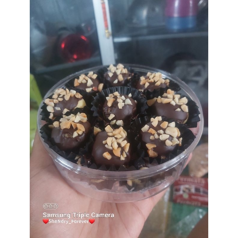 Kue madeleine dengan toping cokelat dan kacang