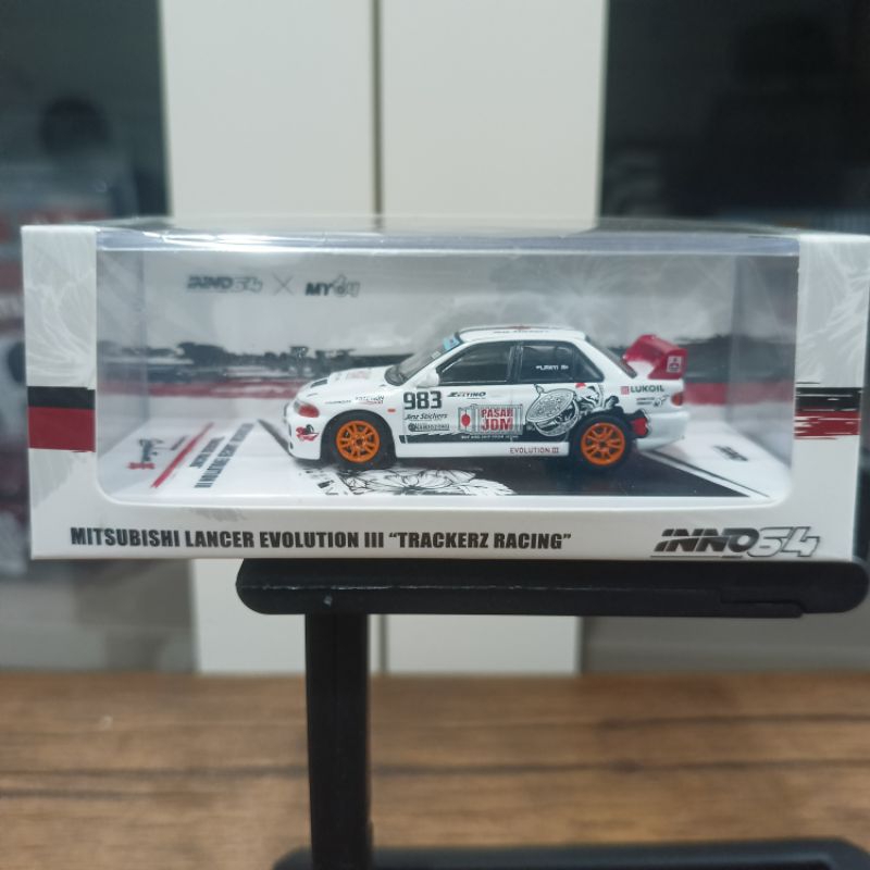 INNO64 1:64 Mitsubishi Lancer Evo III Trackerz Racing - Esclusiva Malesia Bianca