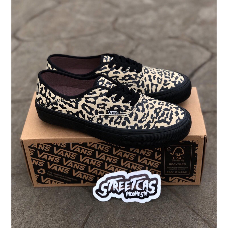 Sepatu vans leopard hitam top