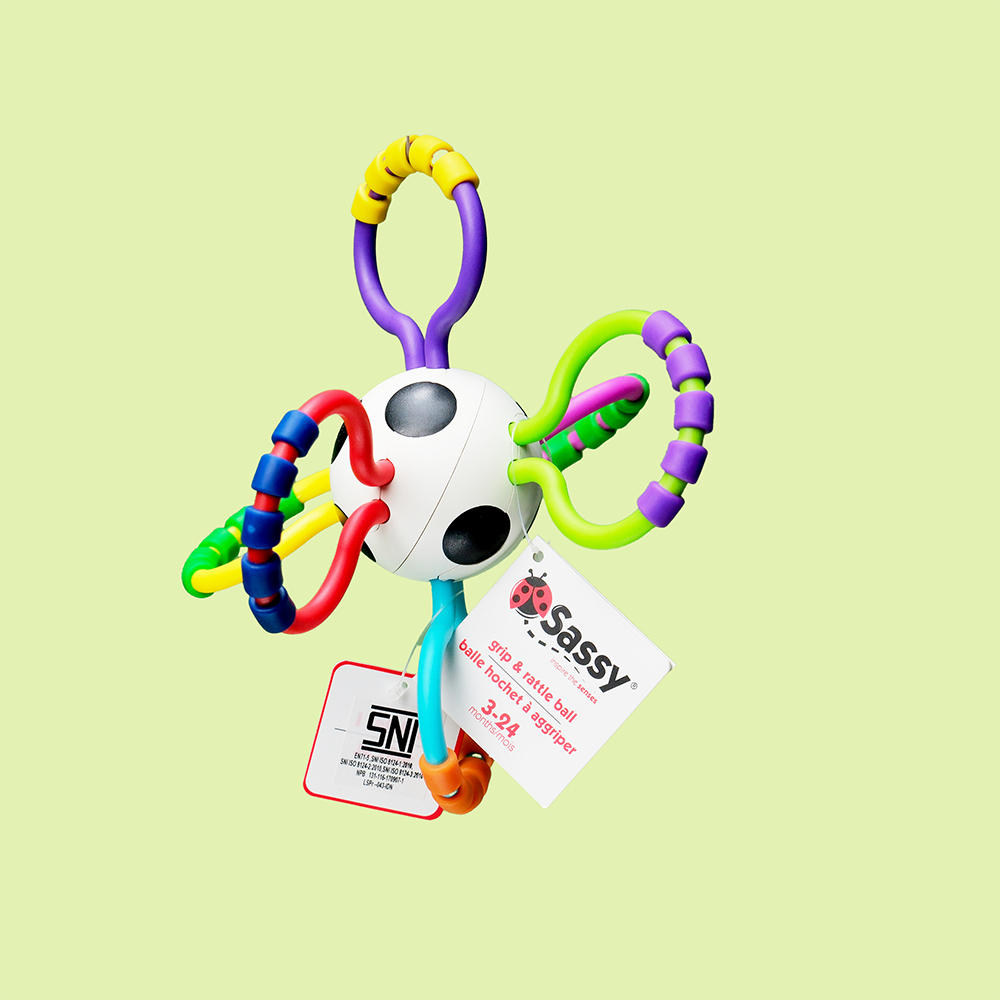 Jual Sassy Baby Toys Grip & Rattle Ball ( 80647 ) mainan untuk balita ...