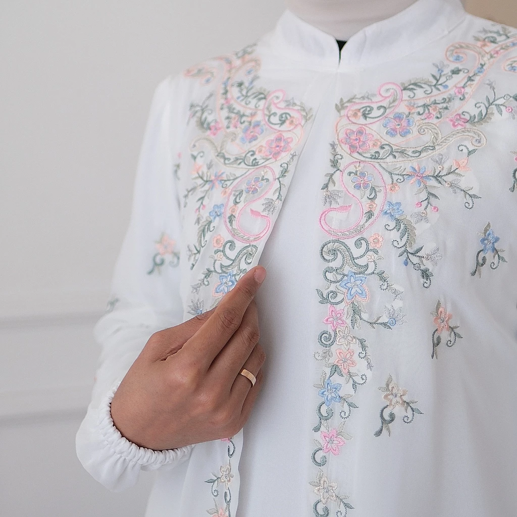 Gamis Putih Lebaran Terbaru Bordir Bunga Baju Muslim Wanita Abaya Hitam Gaun Pesta Kondangan tampilan keseluruhan