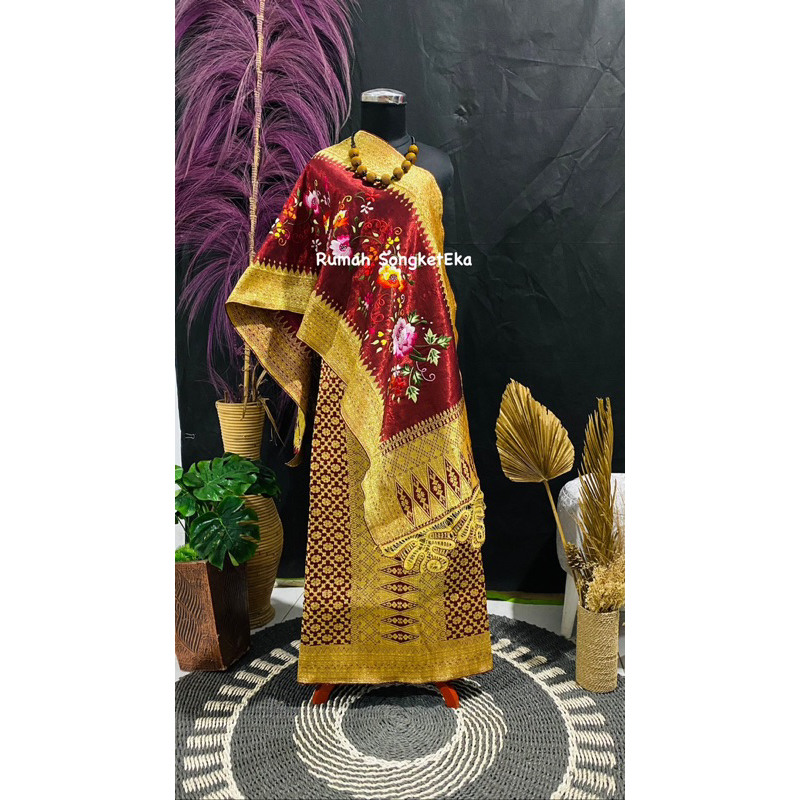 Jual songket maroon gold suji di selendang | Shopee Indonesia