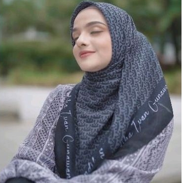 Jual Crown Black Scarf Mandjha Hijab Segi Empat Ivan Gunawan Voal