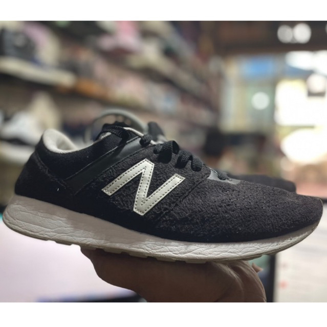 Jual Sepatu New Balance size NB 24 size 42.5 27 cm VIETNAM dan NB 574 Grey size 44 insole 28 cm made in China. Baca detail deskripsi agar tidak salah pilih