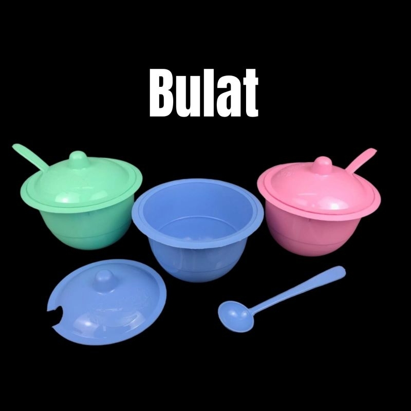 Mangkuk kecil berisi sambel bawang dengan bawang merah dan cabai di atasnya