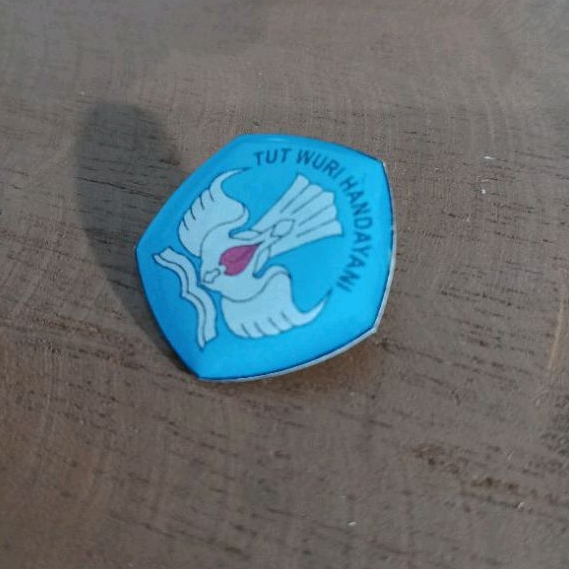Jual Pin Bros Tut Wuri Handayani Resin - Pin Aksesoris Tut Wuri ...