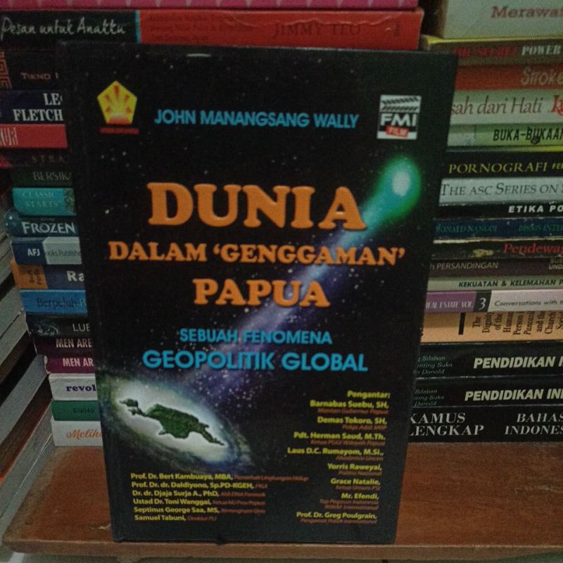 Jual Buku Dunia Dalam Genggaman Papua By John Manangsang Wally | Shopee ...