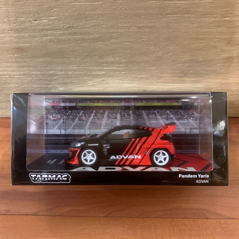 Tarmac Works 1/64 Toyota Pandem Yaris + Truck - ADVAN - T64-080-ADV - Neuf