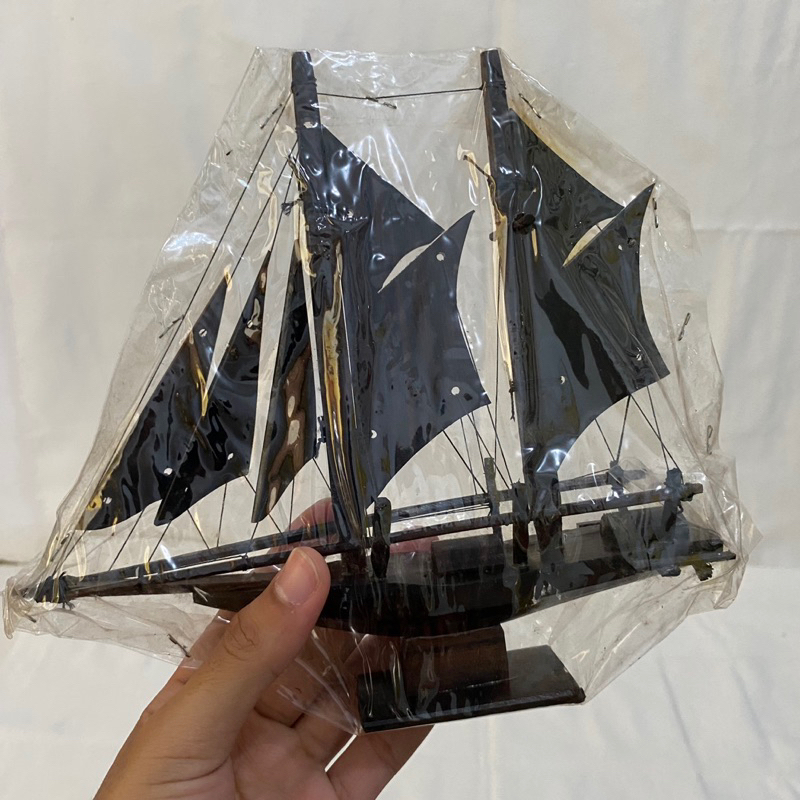 Jual Miniatur Perahu Phinisi Kayu Hitam Khas Makassar | Shopee Indonesia