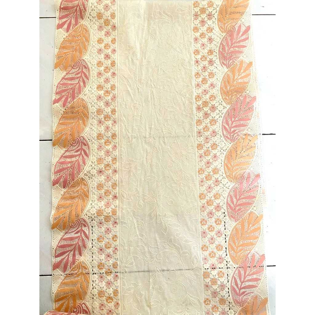 KAIN TAPLAK MEJA MOTIF BUNGA CANTIK YANG DIBUAT OLEH PENGRAJIN KECAMATAN PAPAR