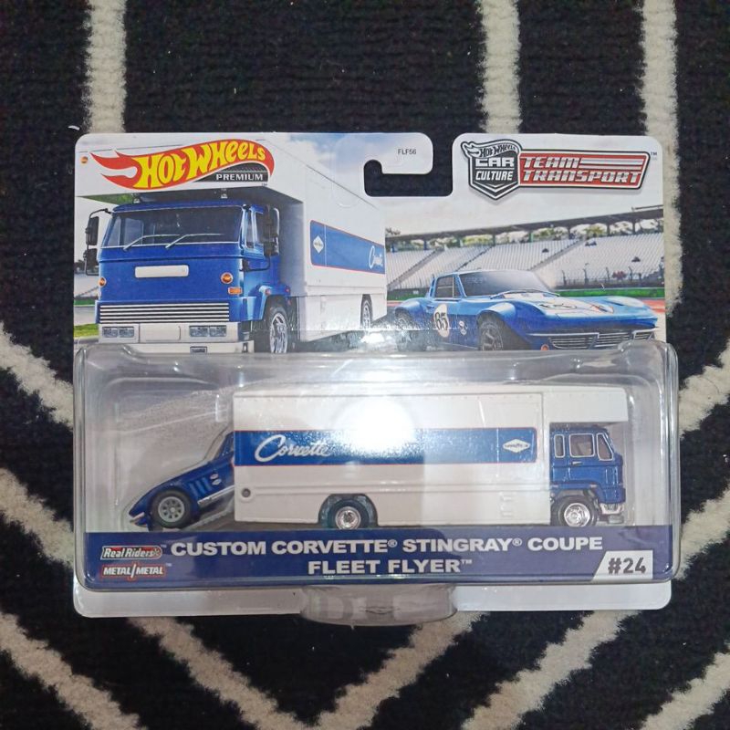Hot Wheels Team Transport 1:64 – Corvette Stingray Coupé + Fleet Flyer #24 – Bleu