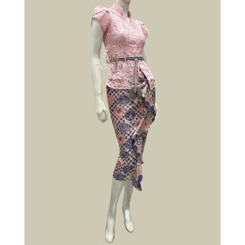 Jual Kebaya shanghai lengan tulipe in pale pink, rok BATIK frill, dan ...