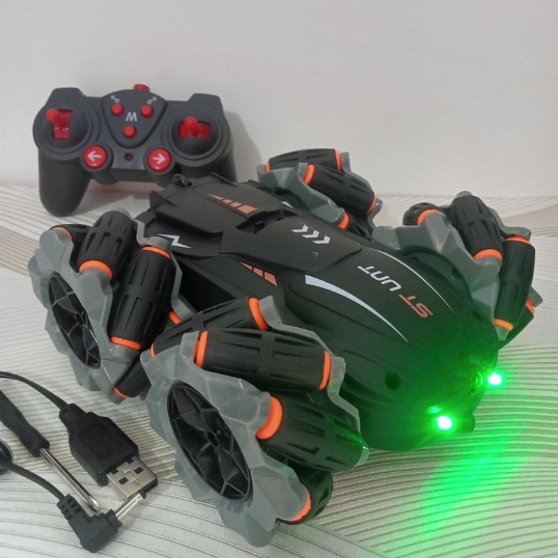 Jual Mainan Mobil Stunt Car Remote Control 2,4GHZ empat ban bergerak ...