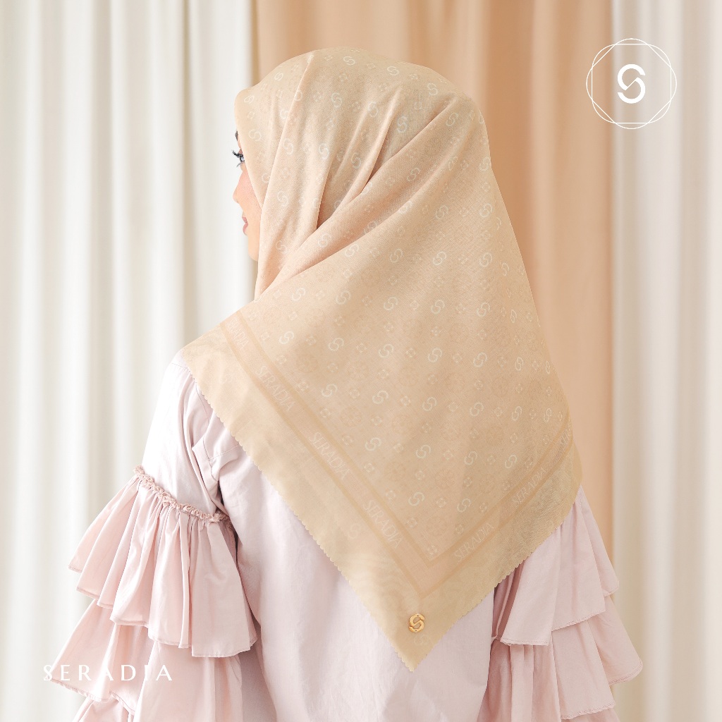 Seradia Hijab Segi Empat Monogram 2.0 115 X 115 CM